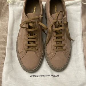 8M Taupe COMMON PROJECTS lace ups.